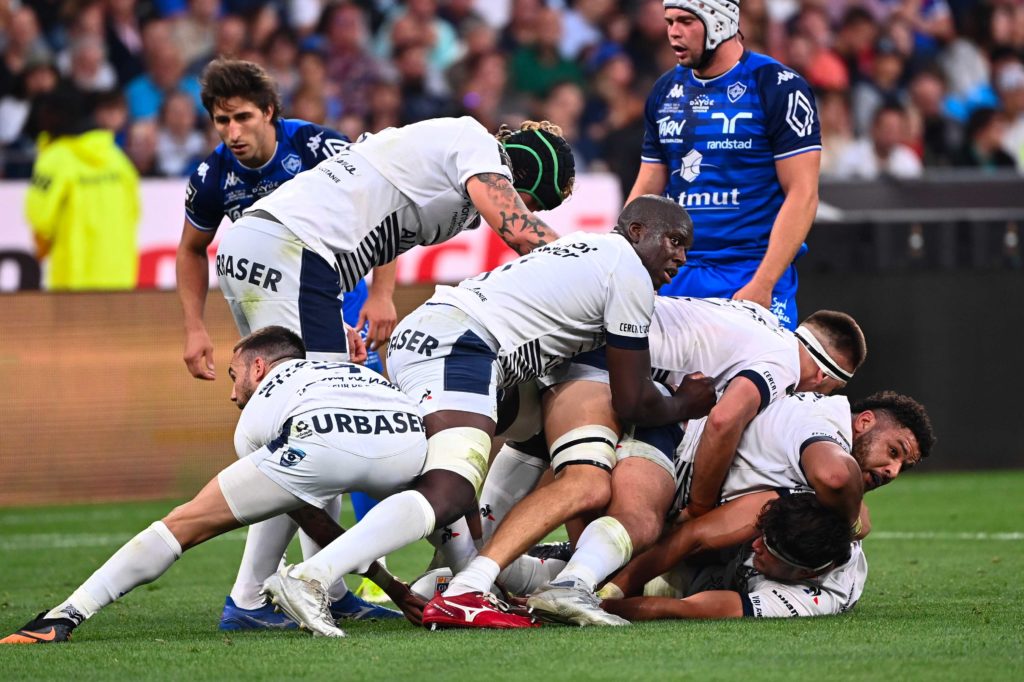 Groupe de rugbymen sur une récupération de balle