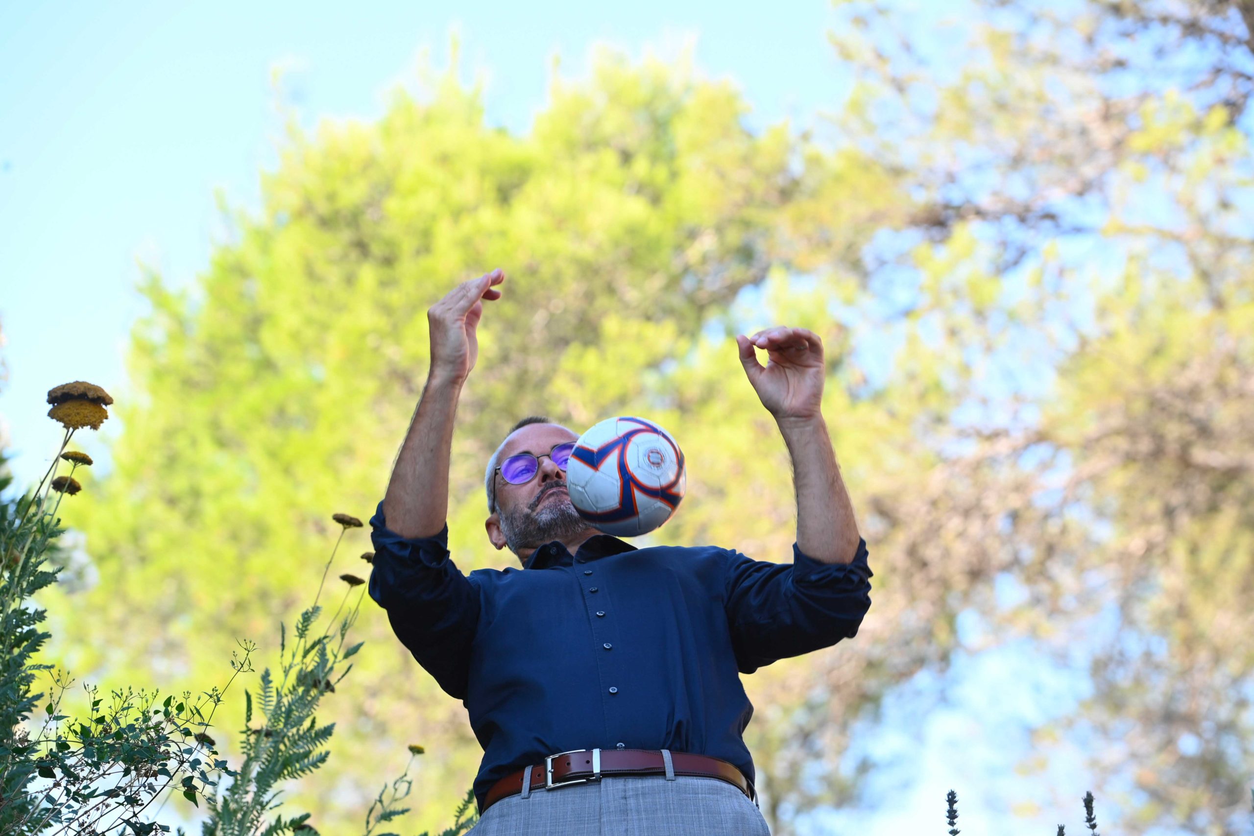 Davy Gounel récupérant un ballon de foot avec un amorti poitrine